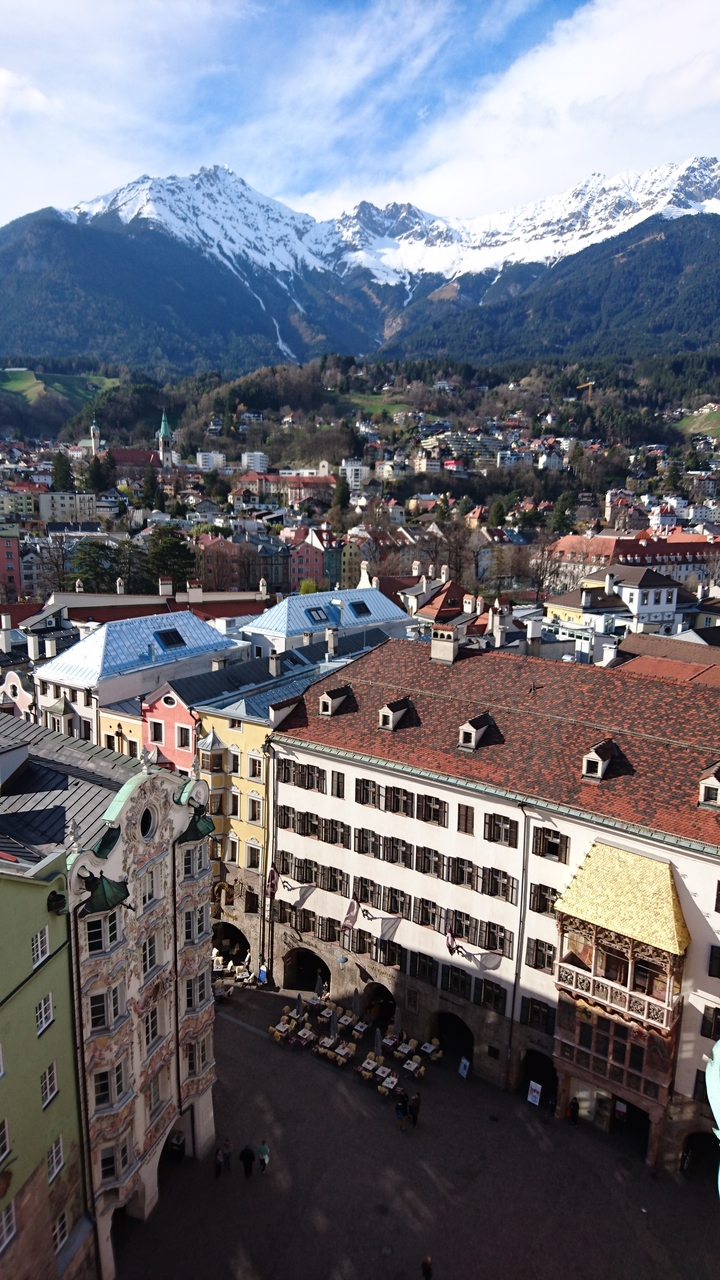 Vue aérienne de toits colorés dans une ville.