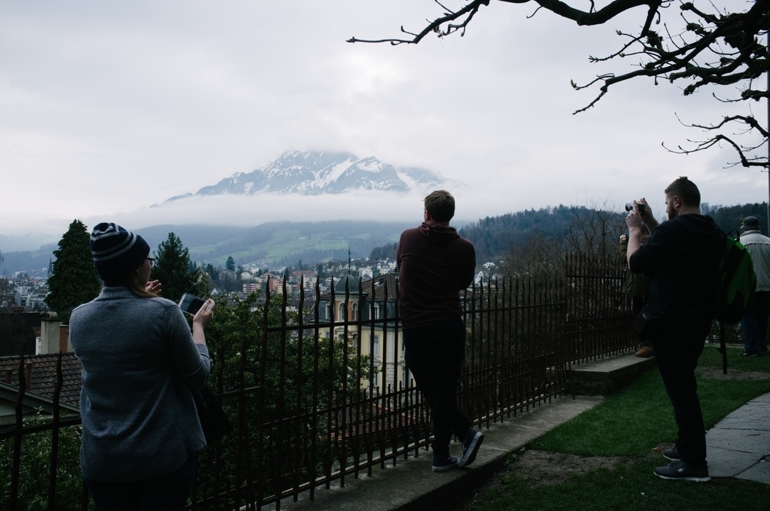Des personnes prennent des photos d'un paysage montagneux.