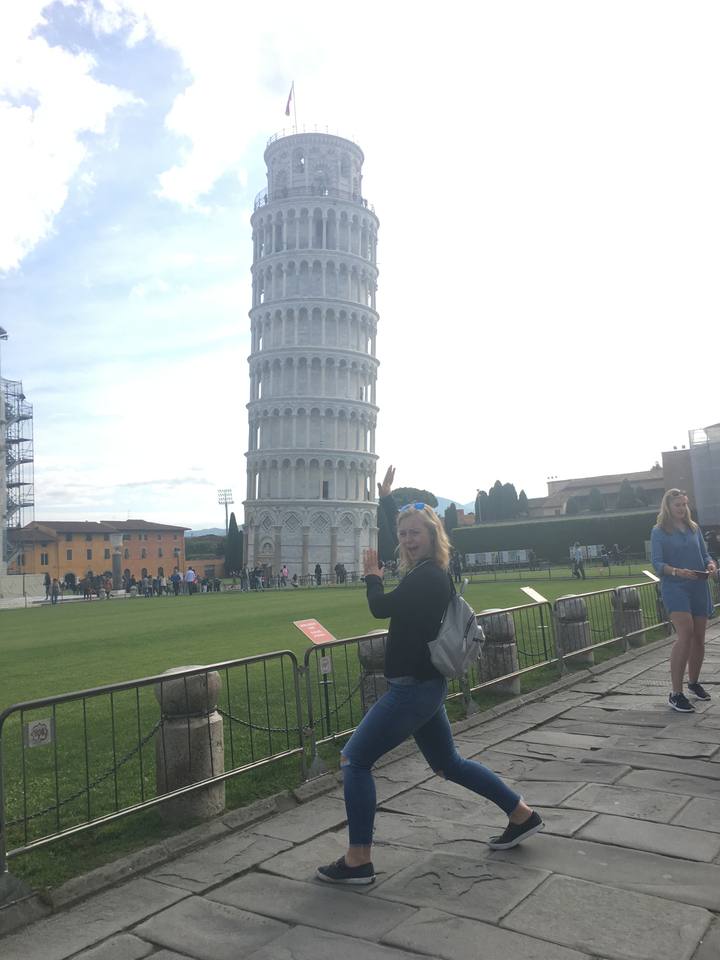 Personne jouant avec la Tour de Pise.