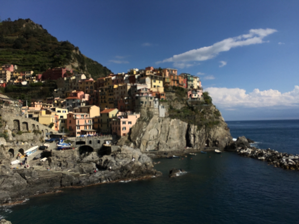 Vue floue de maisons côtières construites sur des falaises rocheuses.