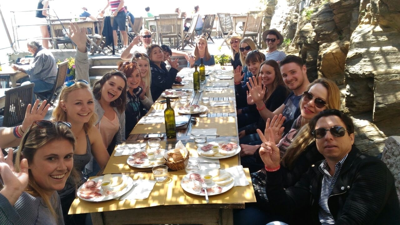 Dîner de groupe en plein air avec vue sur l'océan.