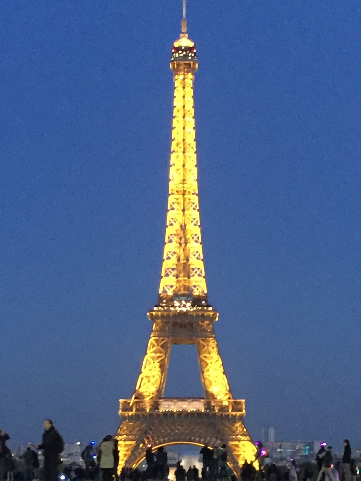Image floue de la Tour Eiffel la nuit.