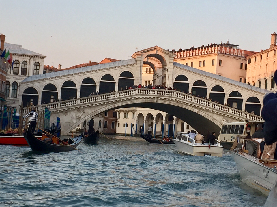 Vue du pont du Rialto sur le Grand Canal avec les gondoles.