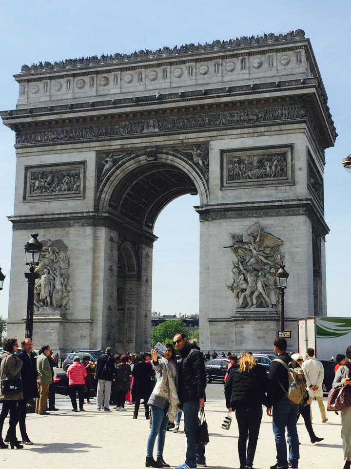 Arc de Triomphe à Paris avec des détails vivants.