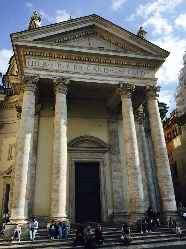 Roman architecture with large columns.