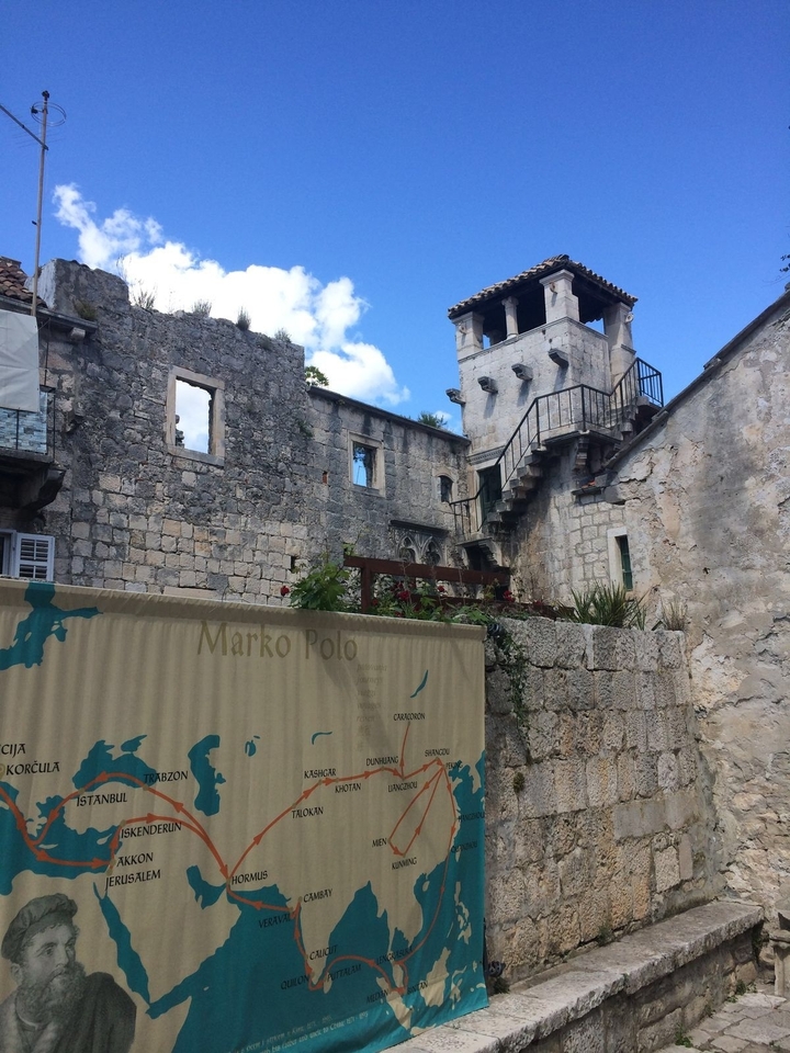 Vieille bâtisse en pierre avec une tour et un escalier.
