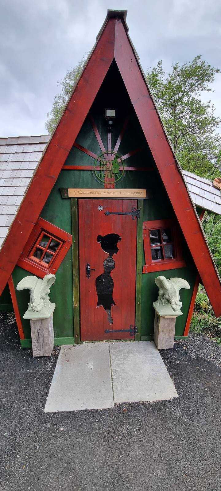 Petite structure peinte de façon décorative avec un motif de sorcière.