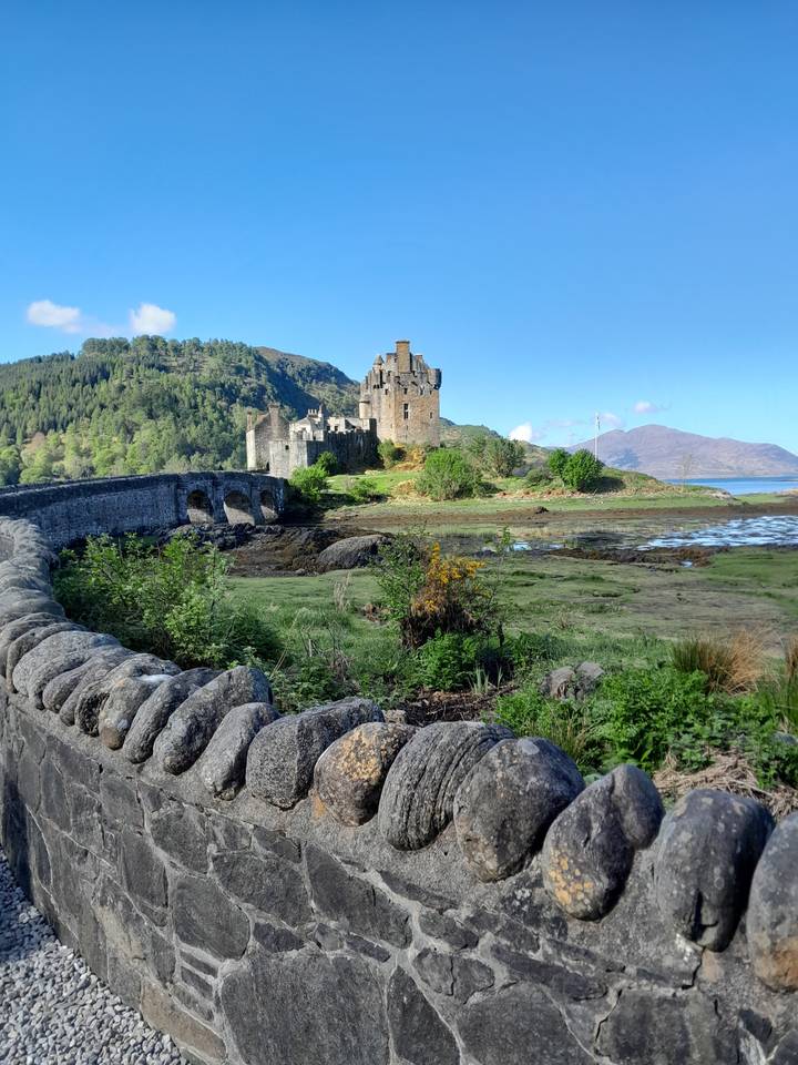 Château encadré par un paysage coloré.