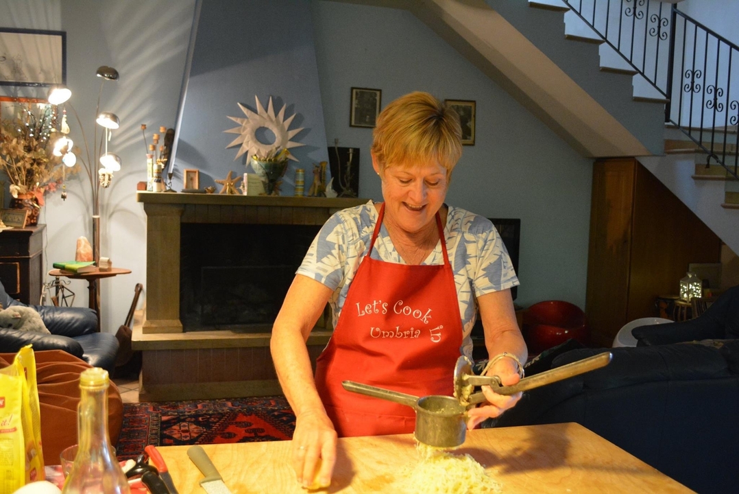 Femme cuisinant dans une cuisine confortable.