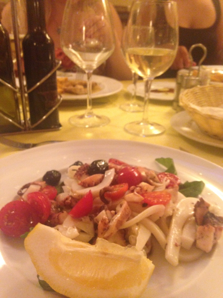 Image floue d'une assiette avec une salade sur une table de restaurant.