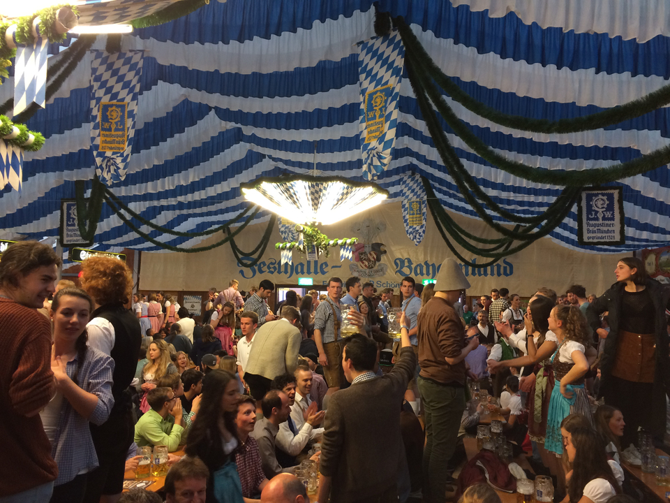A l'intérieur d'une tente de festival avec des personnes en tenue traditionnelle.