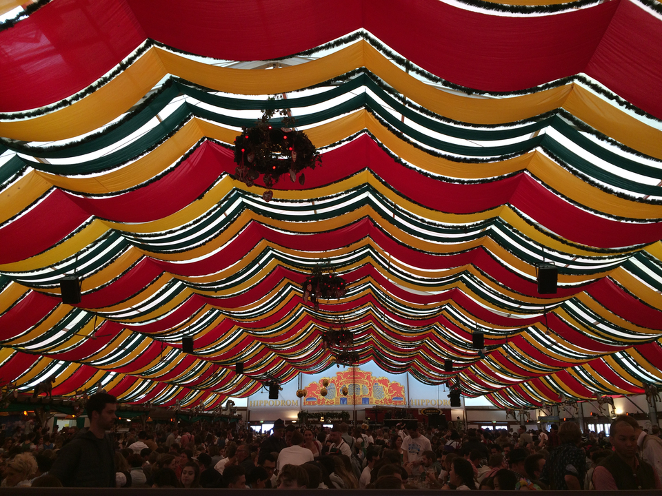 Plafond de tente coloré avec décorations suspendues.