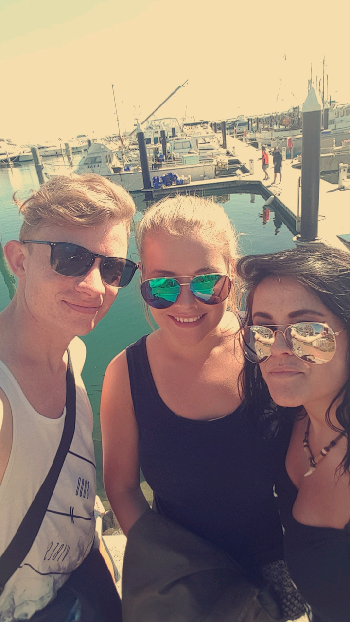 Trois personnes prenant un selfie en plein air.