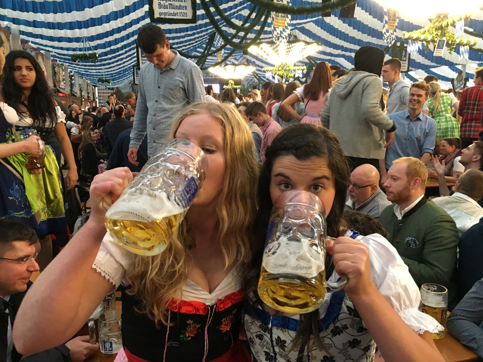 Personnes dégustant de la bière lors d'un événement festif.