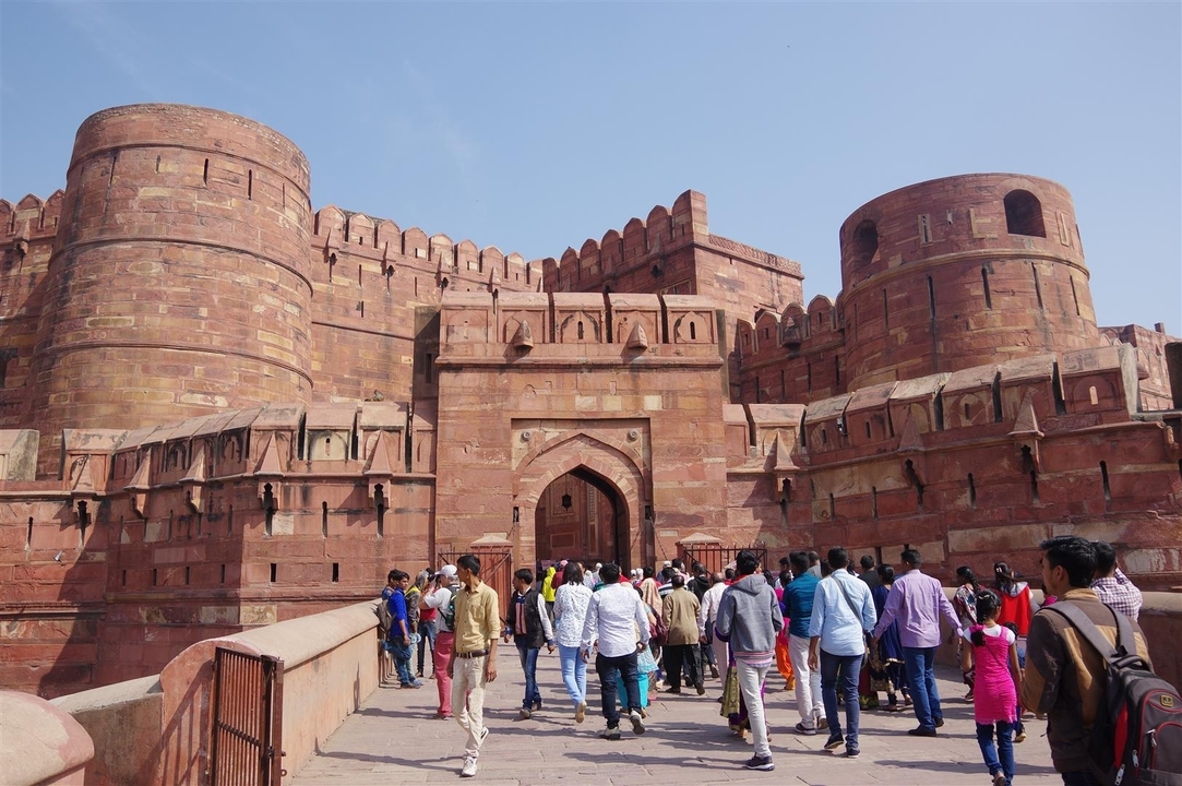 Grande forteresse avec une foule de visiteurs.