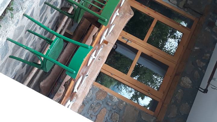 Table avec des assiettes disposées sous un toit, inclinée sur le côté.