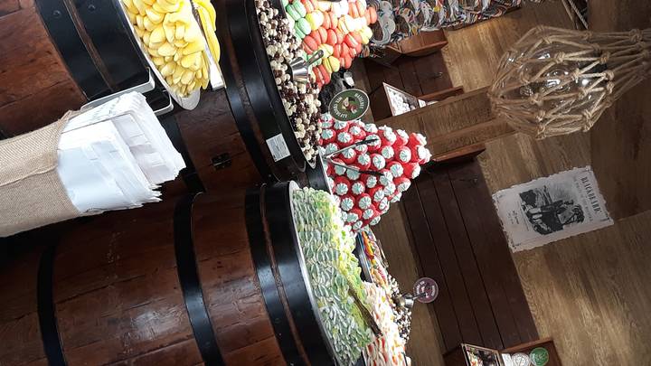 Des bonbons colorés empilés dans un étal de marché.