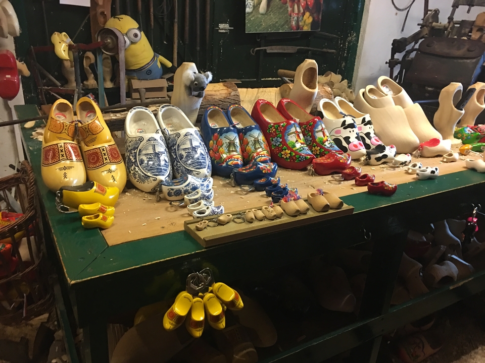 Sabots en bois colorés exposés dans un magasin.