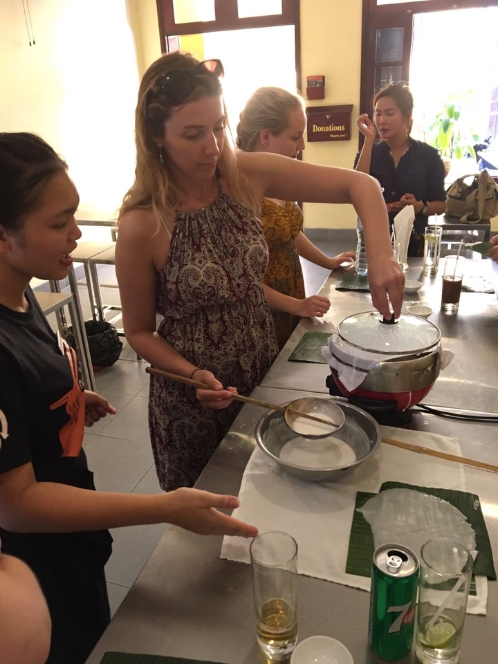 Personnes en train de cuisiner dans une cuisine lors d'un cours de cuisine.