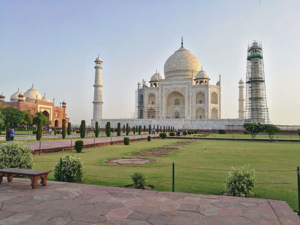 Taj Mahal avec les jardins et les structures qui l'entourent.