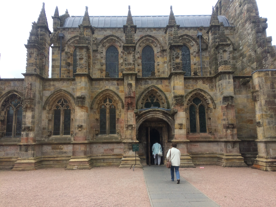 Une façade de cathédrale de style gothique avec des arcs et des portes ornés.