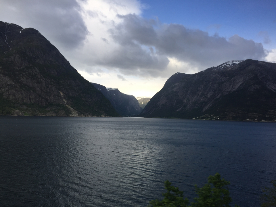 Magnifique paysage de fjord entouré de falaises.