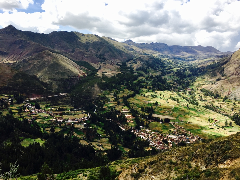 Vue imprenable sur la vallée sacrée avec ses montagnes et ses champs agricoles.