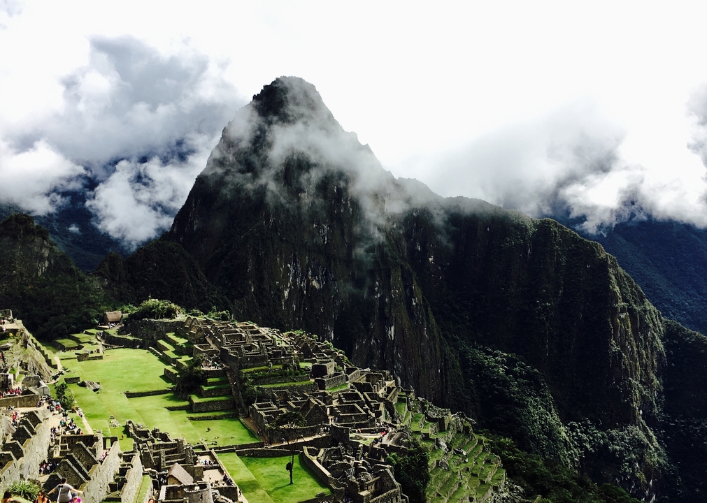 Vue majestueuse du Machu Picchu avec des montagnes et des nuages.