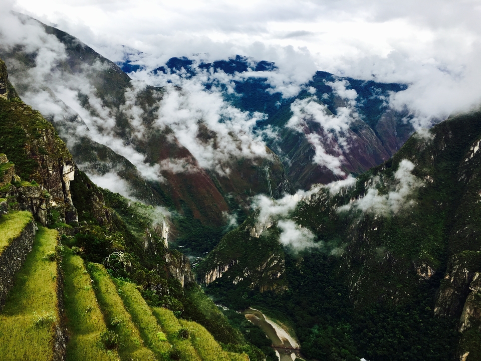 Paysage de montagne dramatique avec des nuages et des terrasses.