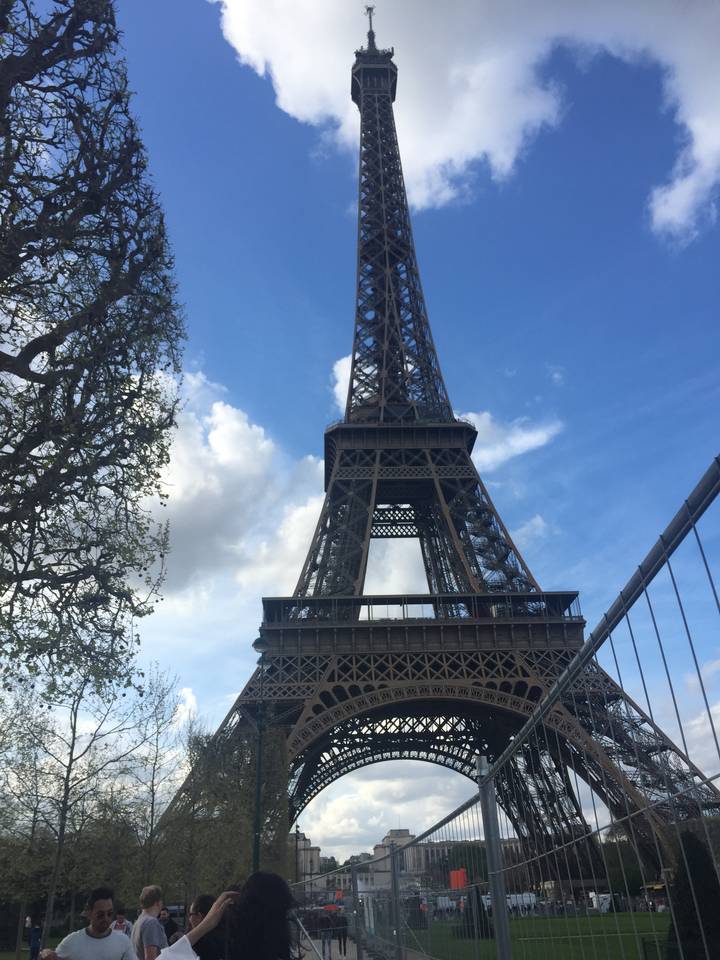 Tour Eiffel sur fond de ciel clair.