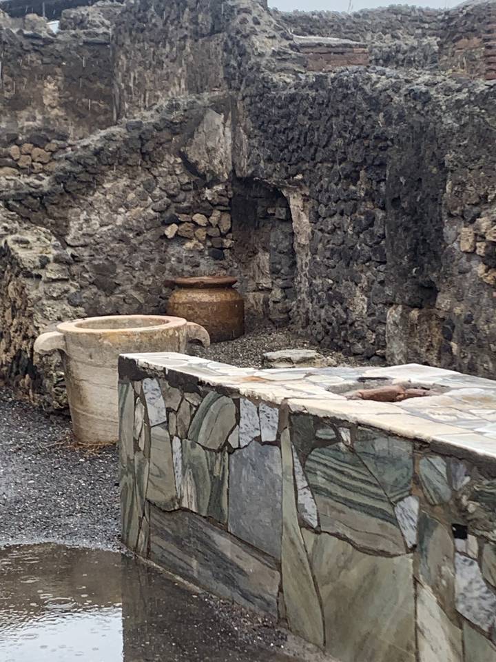 Ruines d'une ancienne structure de pierre.