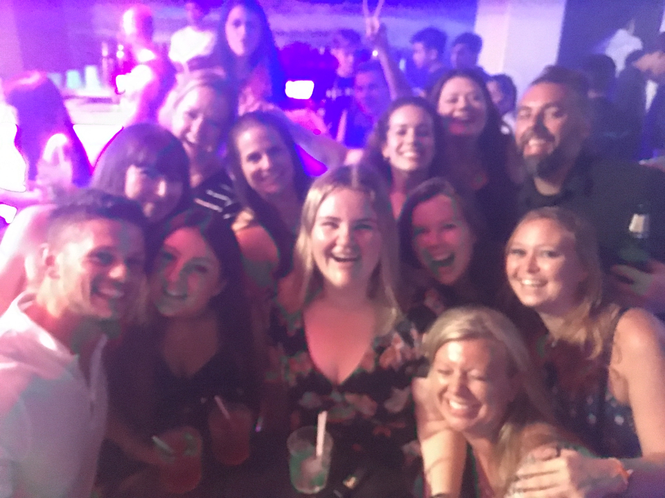 Photo de groupe floue avec des personnes en train de faire la fête.