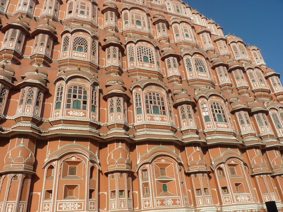 Gros plan sur la façade complexe du Hawa Mahal.