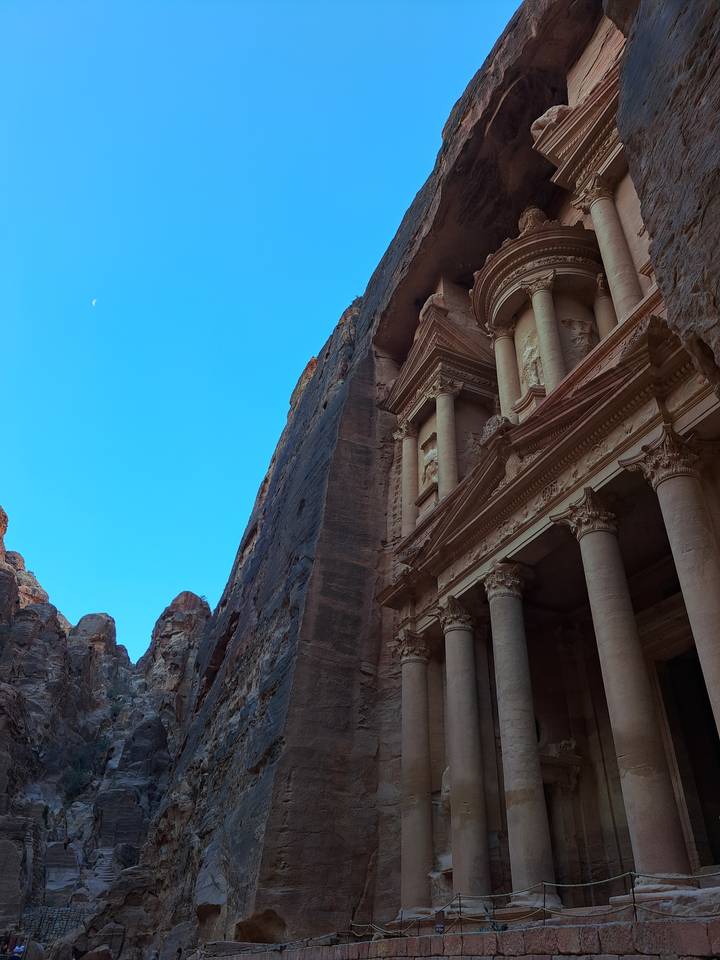 Sculptures de pierre avec un ciel lumineux.