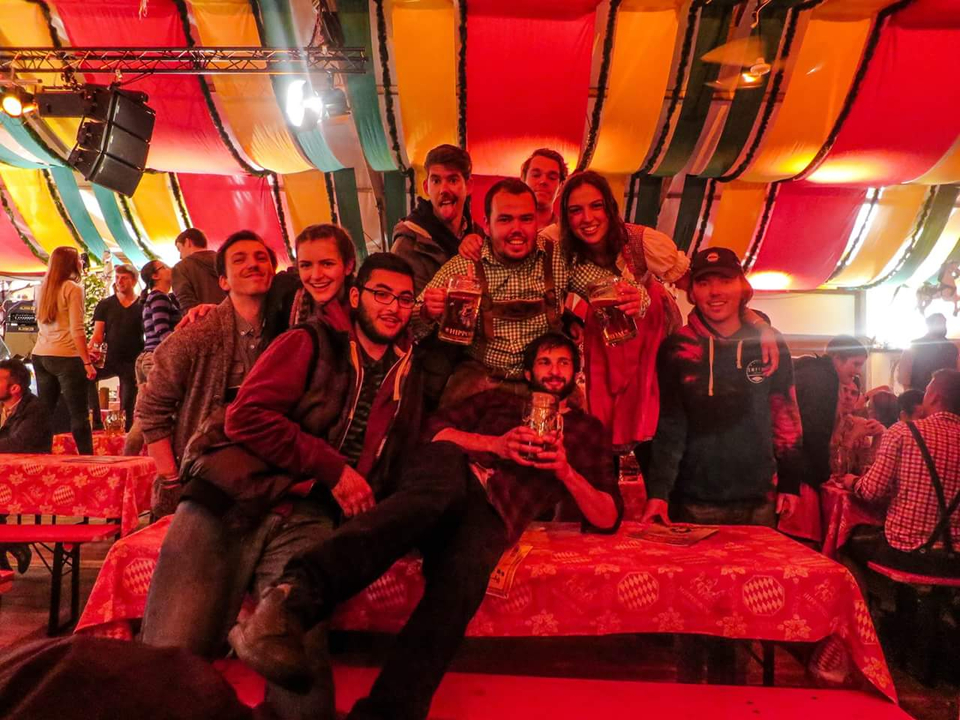 Groupe d'amis posant lors d'un festival avec des décorations colorées.