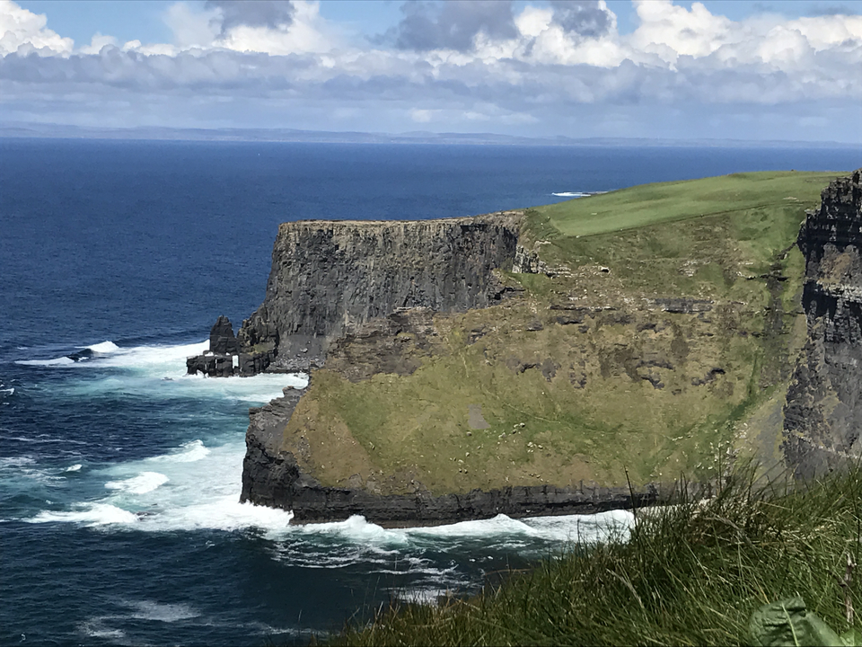 Les falaises rencontrent l'océan et les vagues s'écrasent en contrebas.