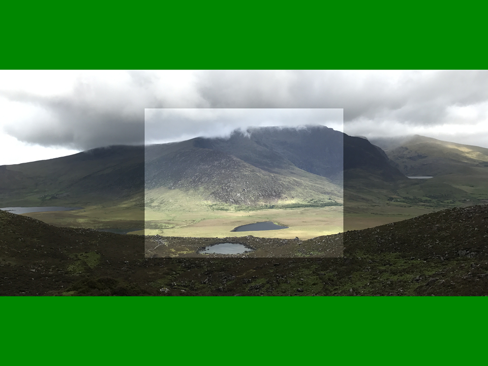 Paysage de montagnes avec une bordure verte en surimpression.