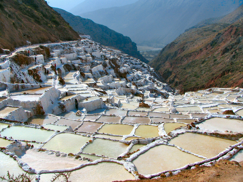 Étangs salés en terrasses dans une région montagneuse.