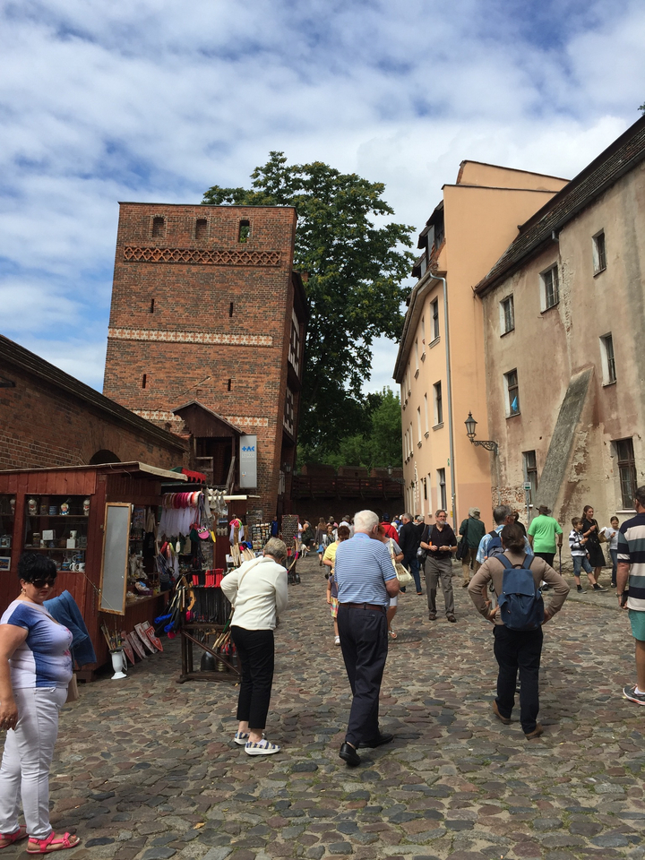 Rue avec des bâtiments historiques et des touristes.