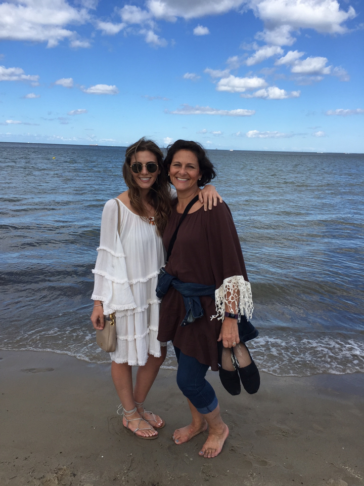 Deux femmes sur une plage.