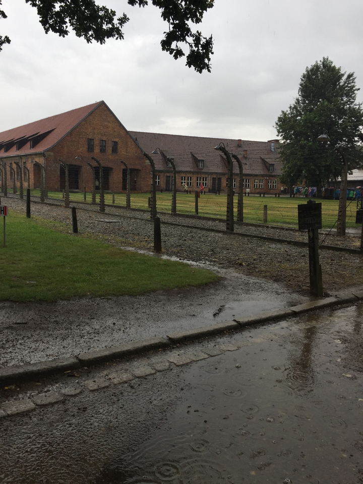 Clôtures de barbelés et baraquements dans un site historique.