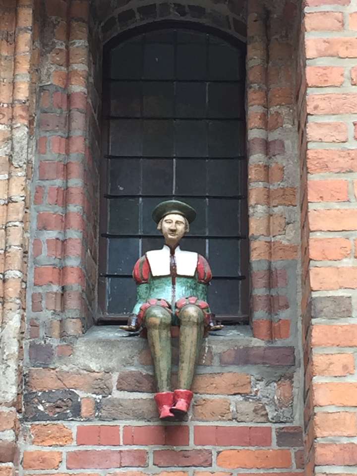 Statue d'un personnage historique dans une niche.