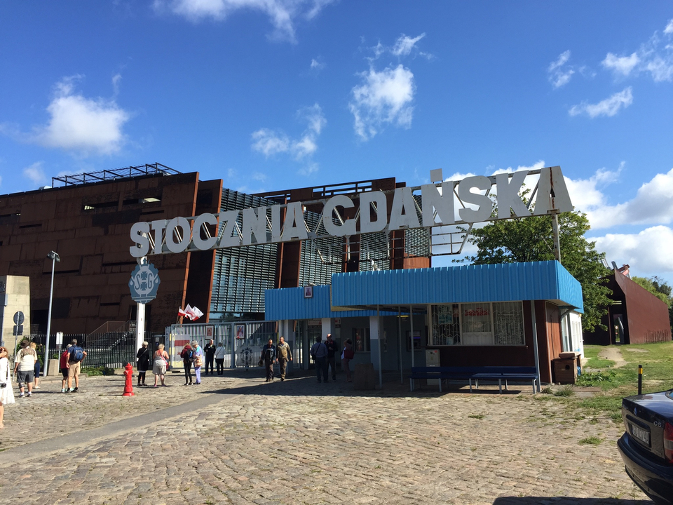 Entrée du chantier naval de Gdańsk avec des gens qui marchent.