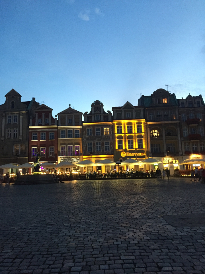 Bâtiments magnifiquement éclairés au crépuscule sur une place de la ville.
