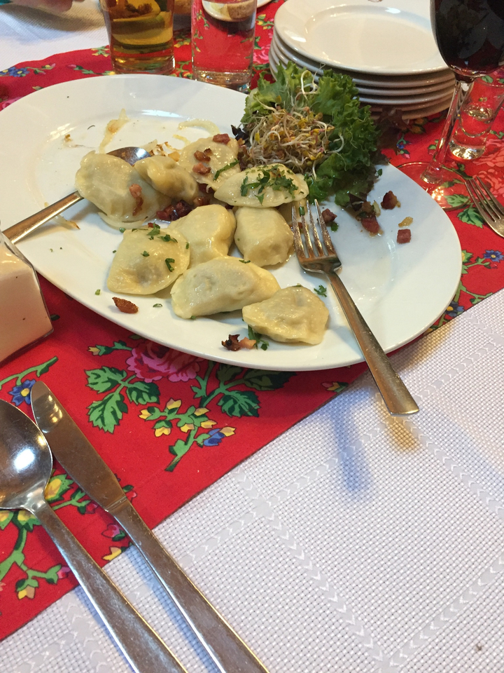 Assiette de pierogi avec une nappe fleurie.