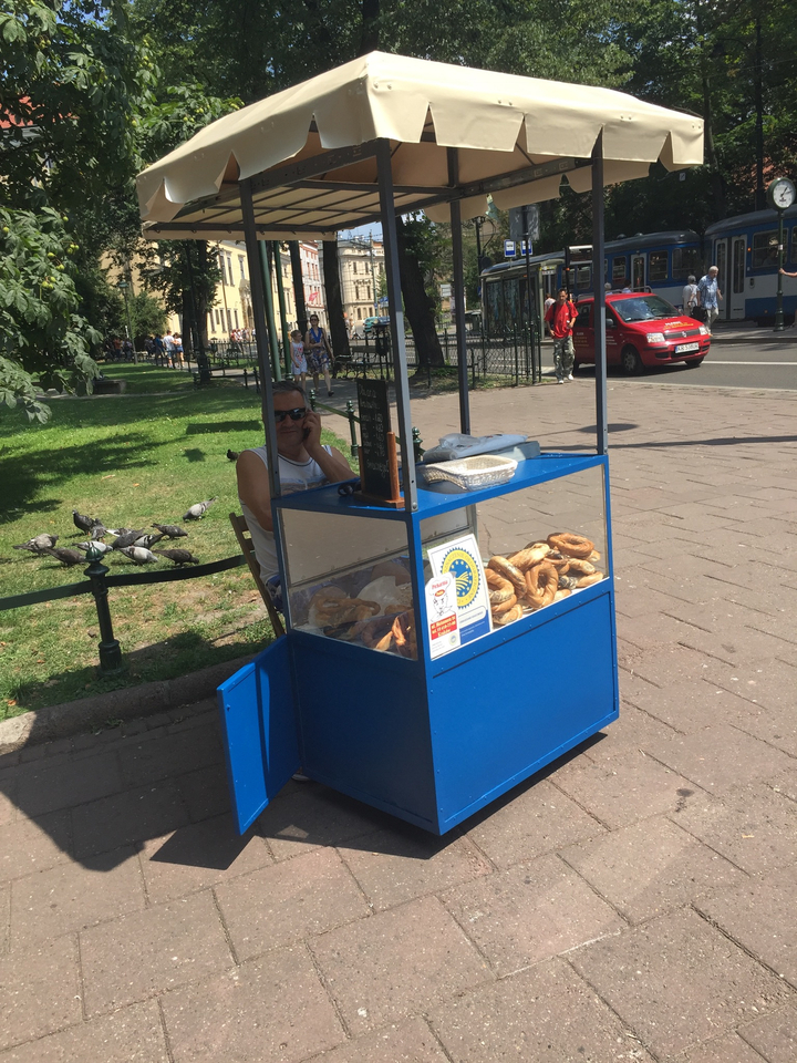 Vendeur ambulant de snacks dans un parc.