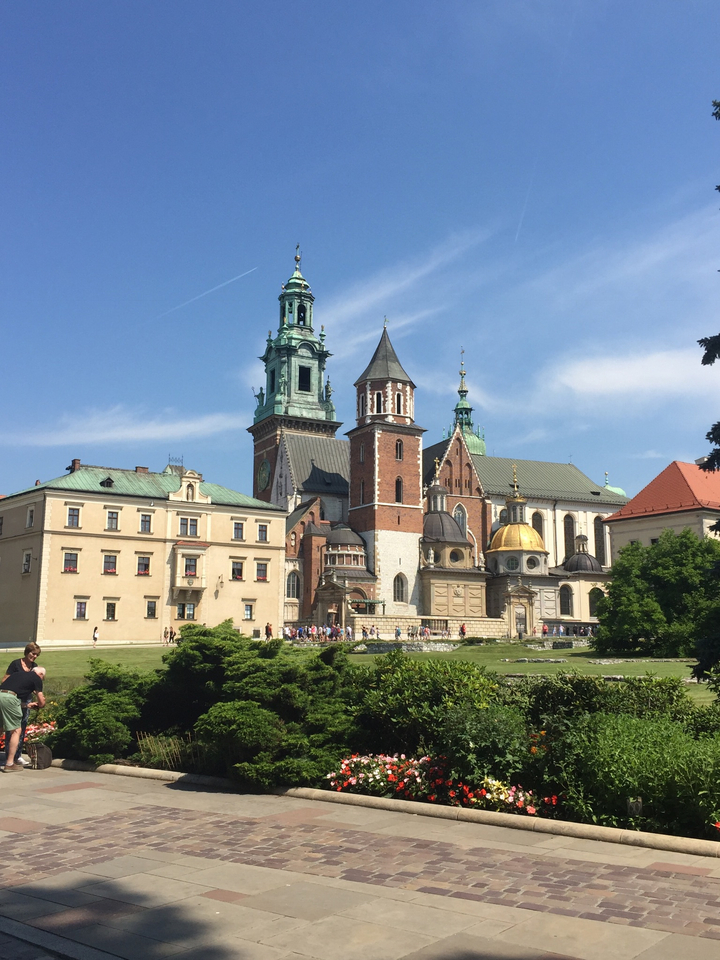 Château royal avec des touristes au premier plan.