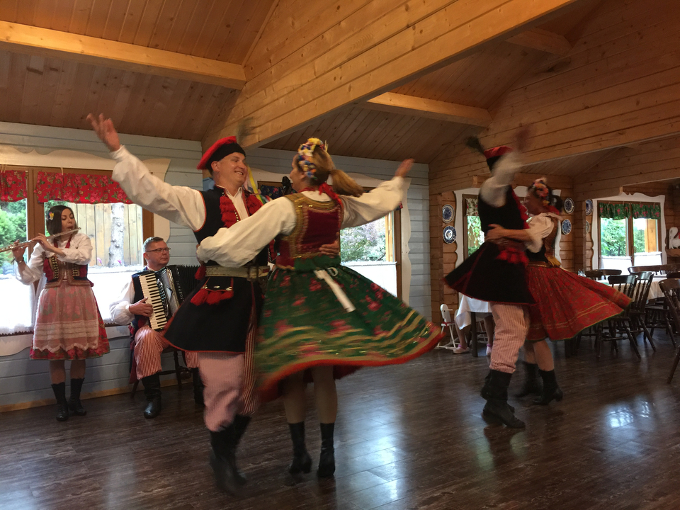 Danseurs folkloriques en costume traditionnel et musiciens.