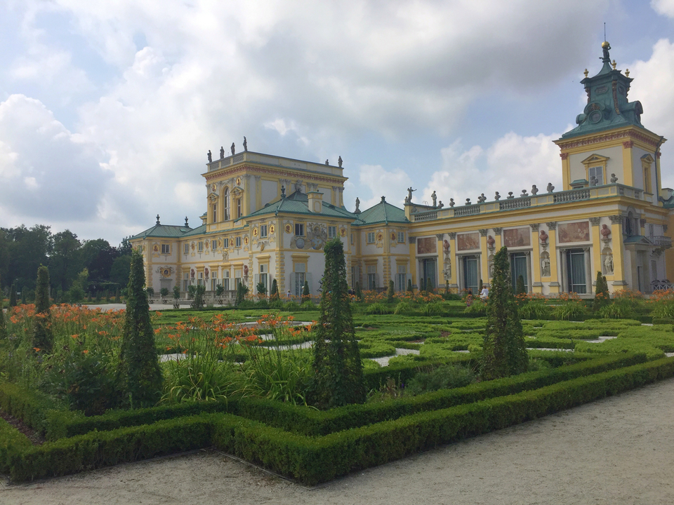 Splendide palais entouré de jardins.