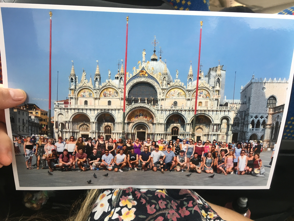 Photo de groupe devant une basilique historique.